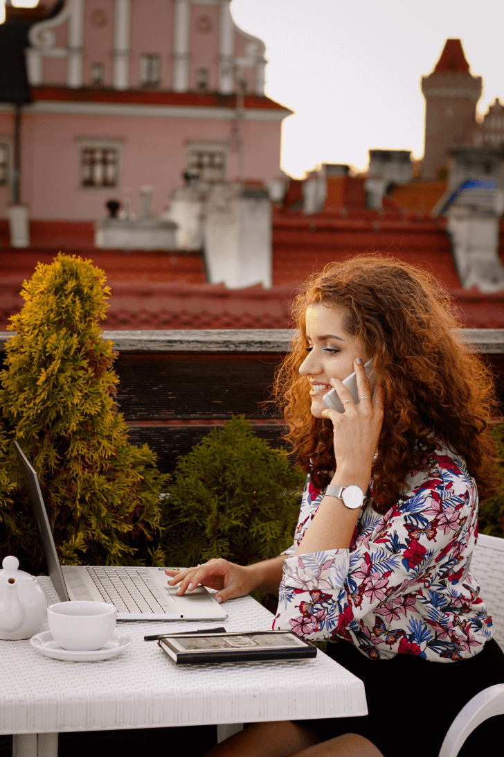 Alicja rozmawiająca przez telefon
